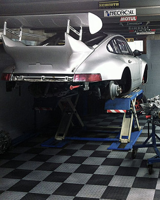 Racefloor - das Bodensystem für Garage, Werkstatt und Messe